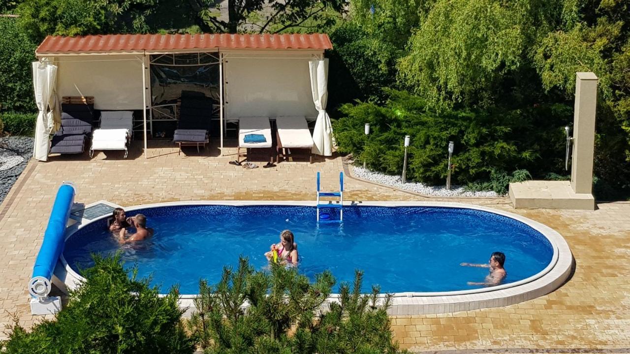 Aven'a Goscinne Z Basenem Privatunterkunft